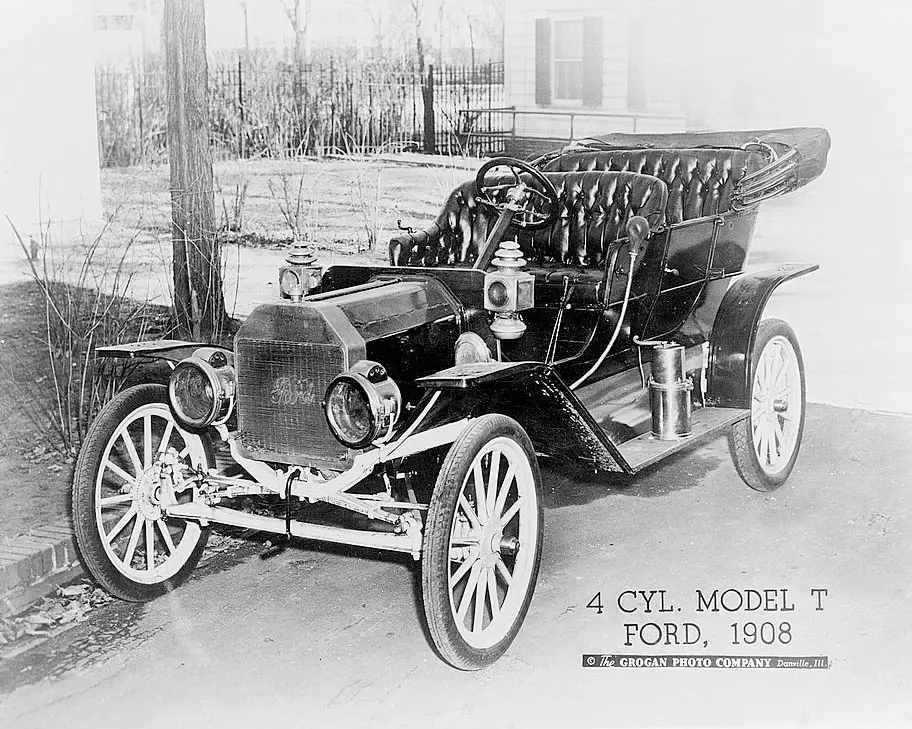 A black and white photo of a 1908 4-Cylinder Ford Model T